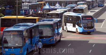 Bus Transjakarta berada di Halte Harmoni, Jakarta, Selasa (31/3/2020). Bisnis/Himawan L Nugraha