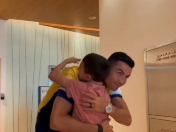 Pelukan Hangat Cristiano Ronaldo untuk Bocah 10 Tahun Korban Gempa Suriah