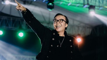 Nyanyi Sambil Rekam Video via Ponsel di Konser Dewa 19, Ari Lasso Dikritik Penonton