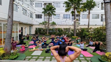 Peringati Hari Perempuan Internasional, Harris Sentraland Semarang Gelar Yoga Bersama