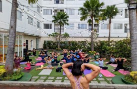 Peringati Hari Perempuan Internasional, Harris Sentraland Semarang Gelar Yoga Bersama