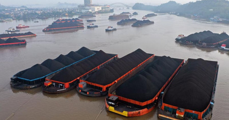 Sejumlah kapal tongkang yang mengangkut batubara berada di Sungai Mahakam di Samarinda, Kalimantan Timur, Rabu (13/10/2021). Bloomberg/Dimas Ardian