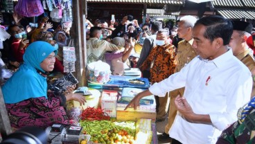 Tinjau Pasar Mendenrejo, Jokowi Cek Harga Komoditas Pangan Jelang Ramadan