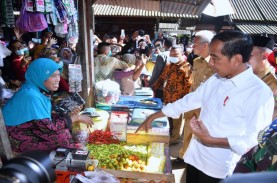 Tinjau Pasar Mendenrejo, Jokowi Cek Harga Komoditas…