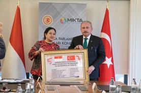Puan Maharani Serahkan Bantuan Kemanusiaan untuk Korban…
