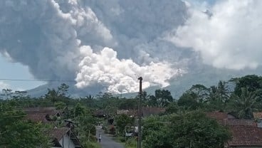 Video Gunung Merapi Luncurkan Awan Panas