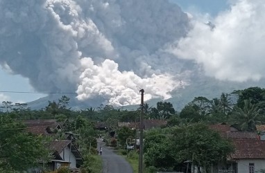 Video Gunung Merapi Luncurkan Awan Panas