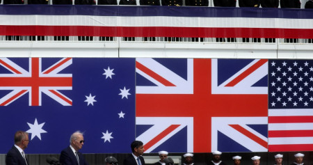 Presiden AS Joe Biden, Perdana Menteri Australia Anthony Albanese dan Perdana Menteri Inggris Rishi Sunak menyampaikan pidato tentang kemitraan Australia - Inggris - AS (AUKUS), setelah pertemuan trilateral, di Naval Base Point Loma di San Diego, California AS 13 Maret 2023. REUTERS/Leah Millis