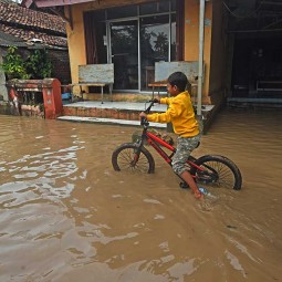 Jalanan di Cilegon Terendam Banjir Akibat Tingginya Curah Hujan