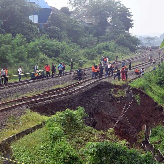 Jalur Rel Kereta Api Longsor, Seluruh Perjalanan KA Pangrango lintas Bogor-Sukabumi (PP) Dibatalkan