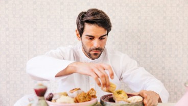 Hukum Lupa Makan Saat Puasa, Batal atau Tidak?