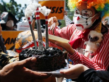 Kue Bancaan Konglomerat di Balik Perdagangan Karbon PLTU