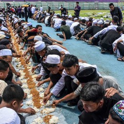 Sambut Ramadan, Ribuan Santri di Jawa Barat Makan Nasi Liwet Bersama