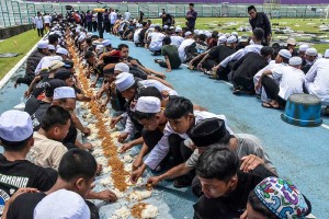 Sambut Ramadan, Ribuan Santri di Jawa Barat Makan Nasi Liwet Bersama