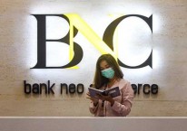 Karyawati beraktivitas di sekitar logo Bank Neo Commerce di Jakarta, Kamis (19/4/2021)./Bisnis-Arief Hermawan P. Aktifnya Akulaku di Tubuh Bank Digital BBYB