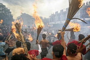 Perang Api Menjelang Nyepi di Lombok