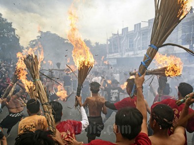 Perang Api Menjelang Nyepi di Lombok