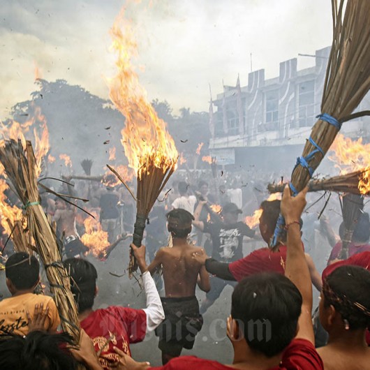 Perang Api Menjelang Nyepi di Lombok
