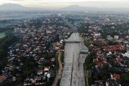Top 5 News Bisnisindonesia.id: Tarif Tol Desari Hingga Subsidi Konversi Motor Listrik