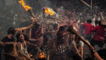 Makna Ritual Perang Api, Dilakukan Umat Hindu Jelang Hari Raya Nyepi