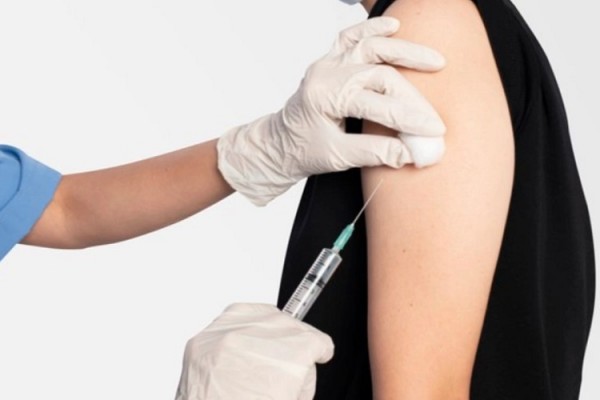 Ilustrasi petugas menyuntikkan vaksin Covid-19 ke lengan pasien/Freepik 