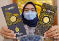 Pegawai menunjunkan emas batangan di Galeri 24, Jakarta, Rabu (12/1/2022). Bisnis/Fanny Kusumawardhani 