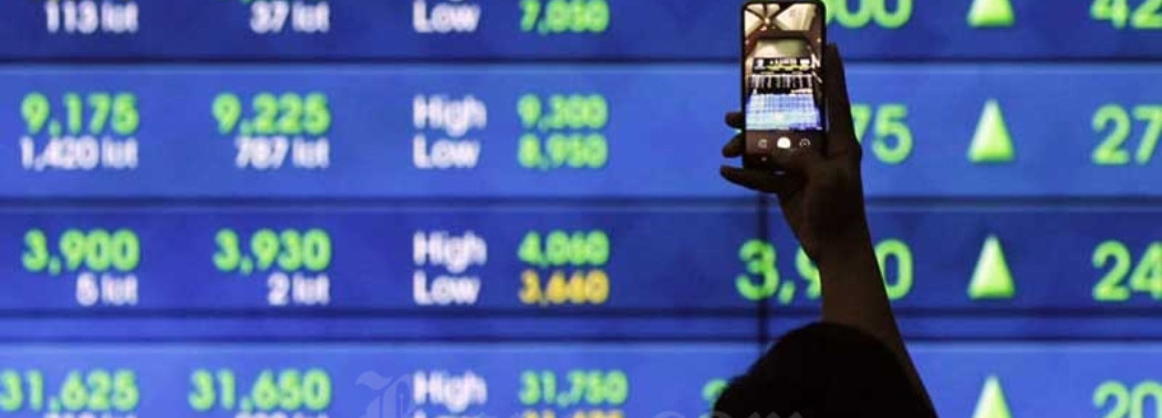 Karyawan beraktivitas di dekat layar pergerakan Indeks Harga Saham Gabungan (IHSG) di Bursa Efek Indonesia, Jakarta, Selasa (8/9/2020)./Bisnis-Himawan L Nugraha. Sultan Subang Akhirnya Realisasikan Buyback Saham ZATA?