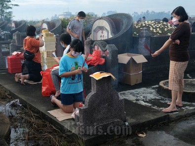 Sembahyang Kubur Cheng Beng di Kalimantan Barat