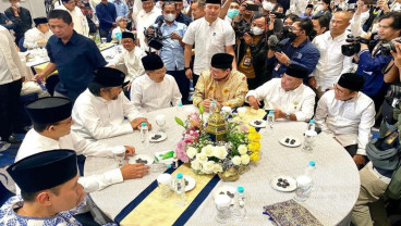 Airlangga 'Mesra' dengan Surya Paloh dan JK, Sinyal Gabung Koalisi Anies?