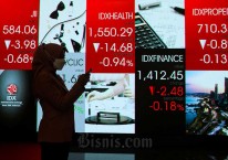 Karyawati beraktivitas di kantor PT Bursa Efek Indonesia (BEI) pada hari pertama perdagangan saham tahun 2023 di Jakarta, Senin (2/1/2023). Bisnis/Arief Hermawan P