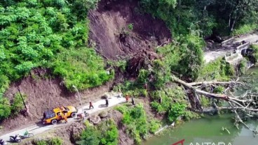 Longsor Mengganggu Akses ke Telaga Ngebel Ponorogo