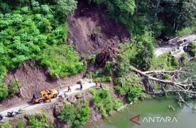 Longsor Mengganggu Akses ke Telaga Ngebel Ponorogo