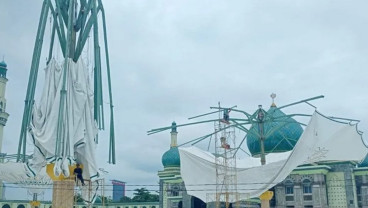 Payung Elektrik Raksasa Masjid Annur Pekanbaru Rusak Dihantam Angin Kencang