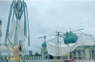 Payung Elektrik Raksasa Masjid Annur Pekanbaru Rusak Dihantam Angin Kencang