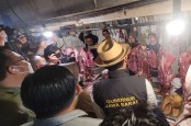 Di Pasar Kiaracondong, Ridwan Kamil Diserbu Emak-emak Diiringi Lagu 'Jadi Presiden'