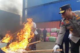 Baju Bekas Impor 7.363 Bal Senilai Rp80 Miliar Dimusnahkan