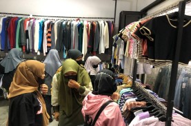 Aktivitas Jual Beli Pakaian Bekas Impor di Cirebon…