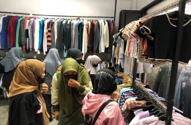 Aktivitas Jual Beli Pakaian Bekas Impor di Cirebon Tetap Ramai