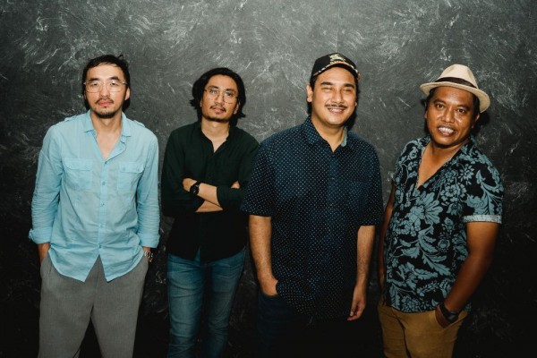 Personel Electric Cadillac (kiri-kanan) Handy Salim (drum), Angga Pratama (bass), Ade Irawan (keyboard), Kongko Bangun Pambudi (gitar/vokalis).