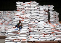 Buruh melakukan bongkar muat karung berisi beras di Gudang Bulog Divre Jawa Barat di Gedebage, Bandung, Jawa Barat, Senin (30/1/2023). Bisnis/Rachman. Di Balik Gelontoran Impor Pangan di Tahun Politik
