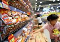 Pelanggan mengambil paket mi goreng Indomie produksi PT Indofood CBP Suskes Malmur Tbk (ICBP) di supermarket Hypermart. - Bloomberg/Dimas Ardian