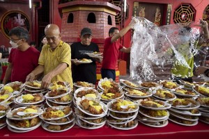 Vihara Petak Sembilan Bagikan Menu Buka Puasa