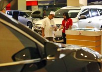 Calon pembeli mengunjungi pameran mobil di sebuah pusat perbelanjaan di Jakarta, Kamis (1/6)./JIBI-Dwi Prasetya