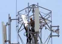 Teknisi memasang perangkat Base Transceiver Station (BTS) di salah satu tower di Makassar, Sulawesi Selatan, Rabu (18/3/2020)./Bisnis-Paulus Tandi Bone\\r\\n