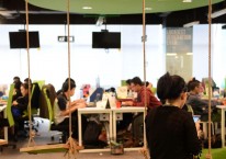 Karyawan bekerja di sebuah kantor startup di Jakarta. /Bloomberg.