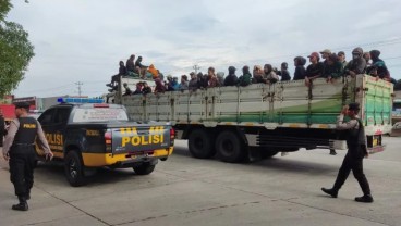 Polisi Sisir Bonek yang Dukung Persebaya Laga di Semarang