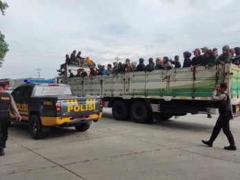 Polisi Sisir Bonek yang Dukung Persebaya Laga di Semarang