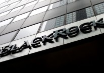 Sebuah papan penunjuk di kantor BlackRock yang terletak di New York, AS. / REUTERS-Eric Thayer