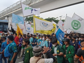 Mahasiswa BEM SI Demo Tolak UU Cipta Kerja di DPR Siang Ini