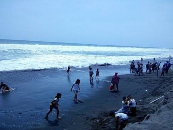 BMKG Minta Warga Jateng Berhai-hati Saat Ngabuburit di Pantai